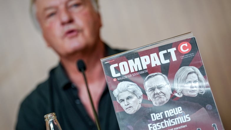 Jürgen Elsässer, "Compact"-Chefredakteur, feiert sich und sein rechtsextremes Magazin nach dem Gerichtsurteil.