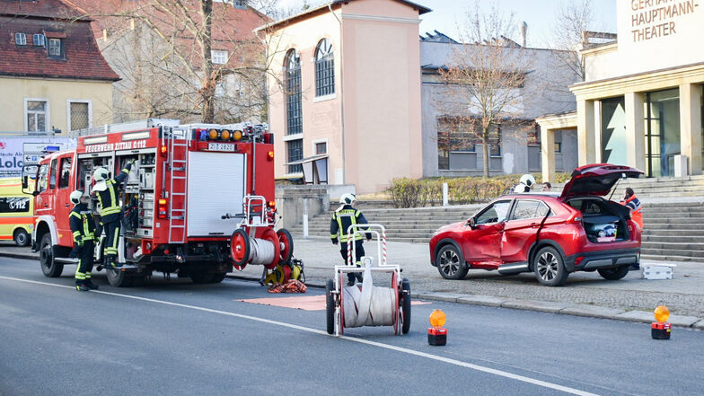 Nach einem Unfall auf der Ring-Kreuzung am Klienebergerplatz in Zittau fuhr das rote Auto noch bis zum Theater, wo die Feuerwehr die beiden Insassen befreien musste.