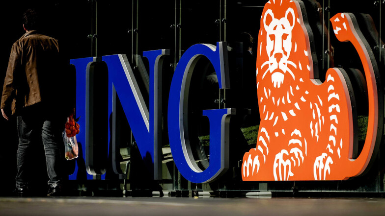 Das Logo der ING Bank steht vor der Firmenzentrale.