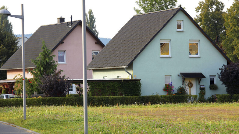 An der Weststraße in Zittau sind in den vergangenen Monaten zahlreiche neue Eigenheime entstanden. In Zittau sind die Preise für Baugrundstücke auch noch wesentlich günstiger als in Bautzen oder Görlitz.