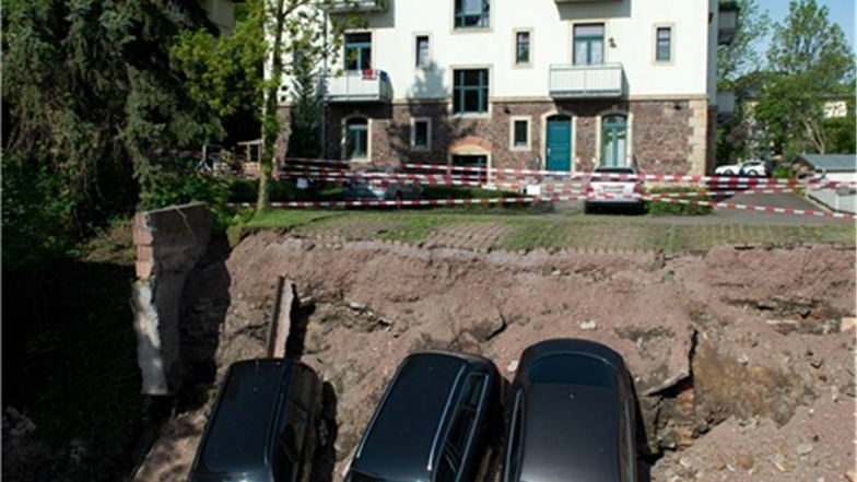 Unterhalb des Parkplatzes wollten Arbeiter gerade ein Fundament gießen, als die steil aufragende Wand aus Erde zu bröseln begann.