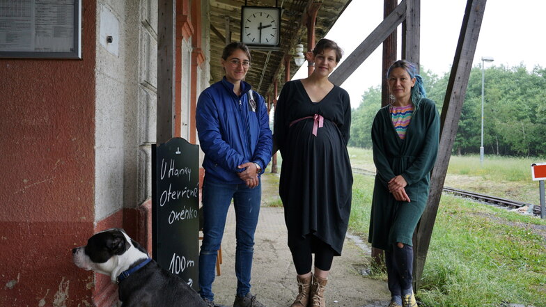 Seit Wochen werkeln Veronika Vaculíková (Mitte) und Alex Mo (rechts) am Bahnhofsgebäude. Unterstützung bekamen sie von vielen Freiwilligen, wie Mara (links), eine Kunststudentin aus dem Libanon.