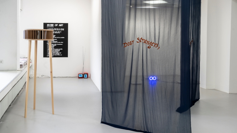 Mit "Dear Strangers" (liebe Fremde) wendet sich Mirjam Kroker wohl nicht nur an die Besucher ihrer Ausstellung. Weiter unten auf dem Vorhang eine liegende Acht, das Zeichen für Unendlichkeit.