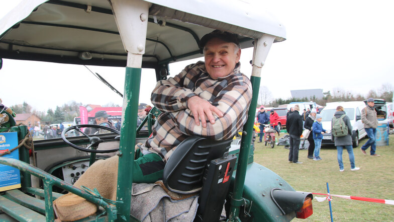 Herbert Hauser aus Medingen auf seinem Traktor der Marke Farmer von 1961. Der 79-Jährige ist fast täglich mit ihm unterwegs. Beim Teilemarkt bot er einen Anhänger an, den er selbst zusammengeschraubt hat.