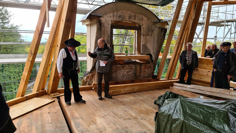 Im neuen Dachstuhl des Hellhauses von Moritzburg: Forstbezirksleiter Markus Biernath bedankt sich bei Zimmermannsmeister Joachim Grätz aus Coswig.