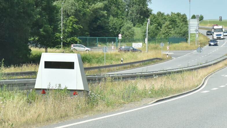 Der mobile Blitzerwagen des Landkreises stand am Montagvormittag wieder auf der B 173 in Höhe Kesselsdorf.