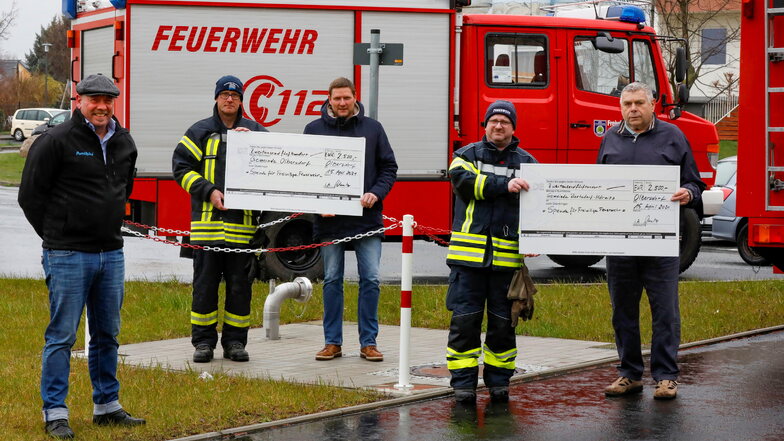 Die Feuerwehren von Olbersdorf und Bertsdorf-Hörnitz freuten sich vorige Woche über eine Spende vom Hersteller der Löschwasserbehälter.