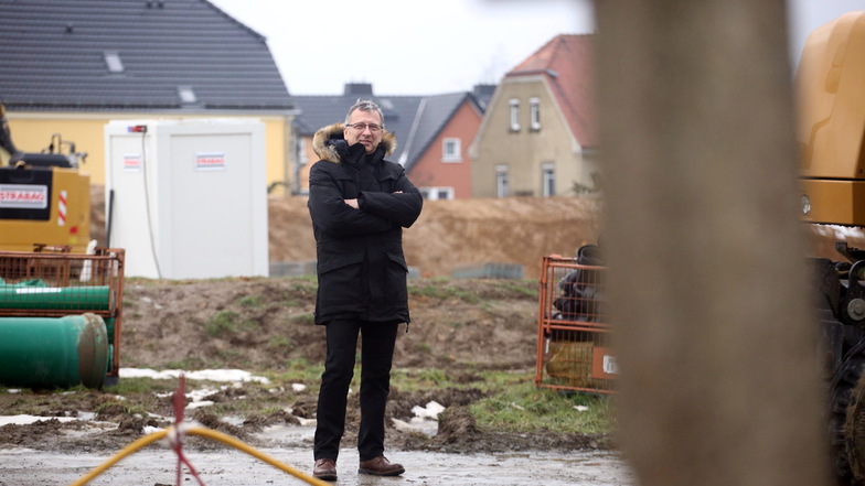 Ab März 2023 sollen hier  an der Alten Straße in Großröhrsdorf die ersten Eigenheime entstehen. Doch bei den Bauherren erlebt  Immobilienberater Peter Schwibs derzeit große Unsicherheit.