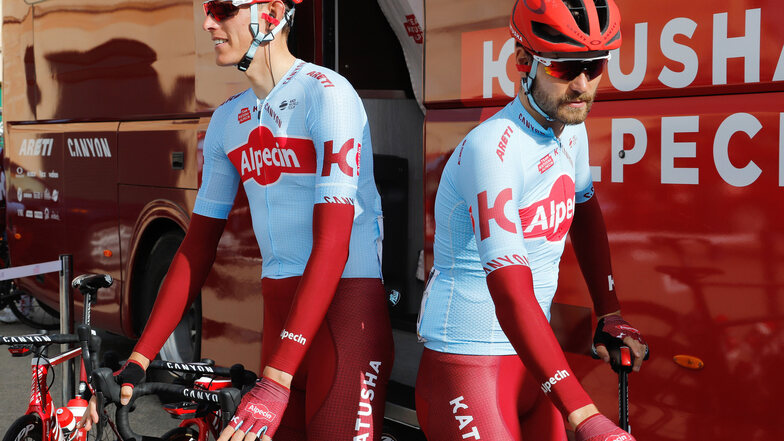 Fahren die Tour wohl letztmalig für ihr Team Katusha-Alpecin:  Nils Politt (l) und Rick Zabel.