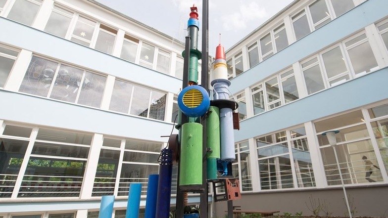 Die Rakete wurde 1979 in der Schule aufgestellt. Jetzt ist das Kunstwerk von Dieter Bock von Lennep saniert.
