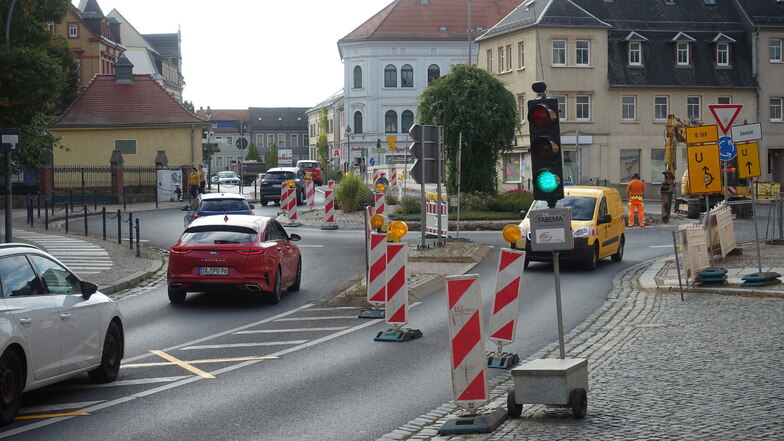 Baustelle erzeugt Stau auf der Dresdner Straße in Döbeln