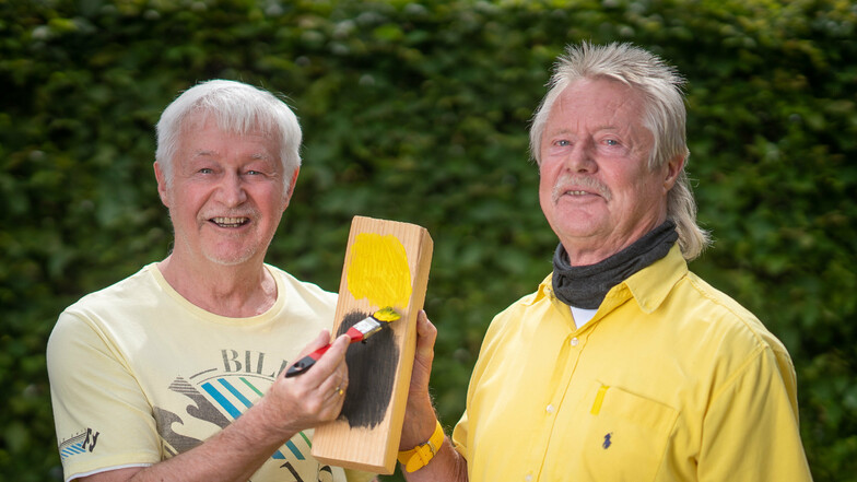 Sie machen es noch einmal: Jürgen (l.) und Dietmar Novy haben wie vor 48 Jahren einen alten Holzpfosten schwarz-gelb angemalt. Der soll bei ihnen im Garten stehen.