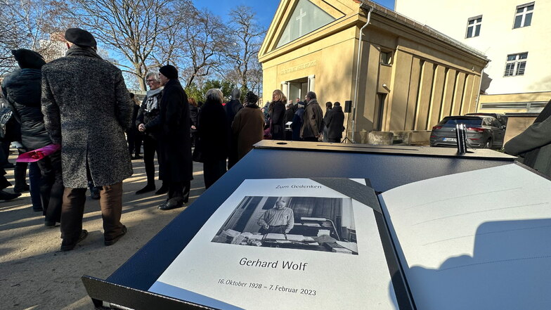Zahlreiche Gäste nahmen an der Trauerfeier des verstorbenen Schriftsteller Gerhard Wolf auf dem Dorotheenstädtischen Friedhof in Berlin teil.