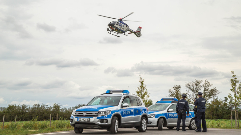 Die Polizei ist in Dresden im Einsatz um einen Vermissten zu suchen. Das Foto zeigt den Polizeihubschrauber bei einem anderen Einsatz.