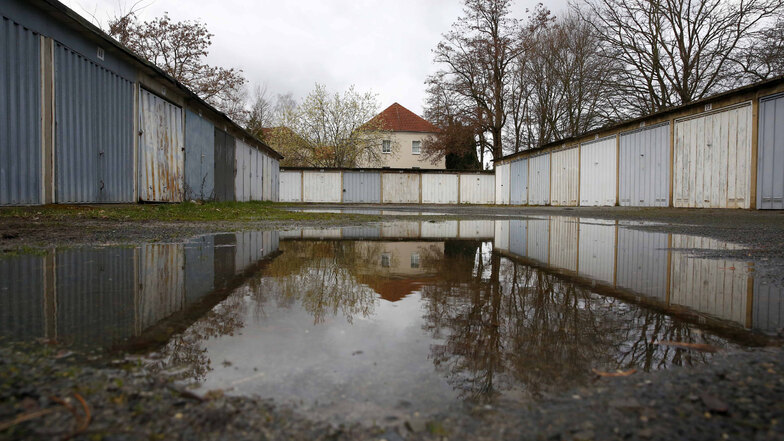 Die Zufahrt zum Kamenzer Garagenhof an der Straße der Einheit ist zum Ärger der Nutzer in desolatem Zustand.