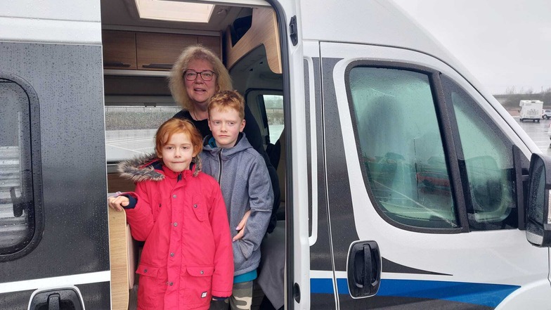 Sylke Altenstein (hinten) mit ihren beiden Kindern Mailey und John. Freitag, 21 Uhr, ist die Familie mit ihrem Wohnmobil in Döbeln angekommen und hat direkt auf dem Parkplatz übernachtet.