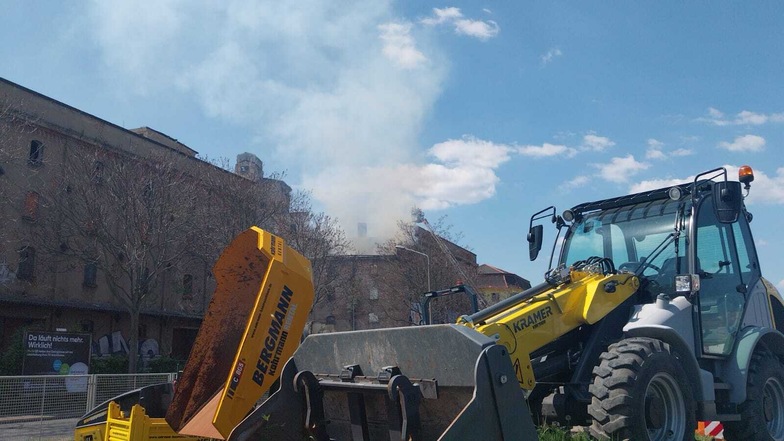 Großbrand in Industriebrache in Dresden: Teilabriss des Gebäudes beginnt