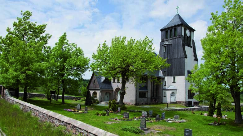 Die Evangelische Kirche in Zinnwald in dem Buch "Streifzüge durch das Osterzgebirge", fotografiert von Horst Feiler