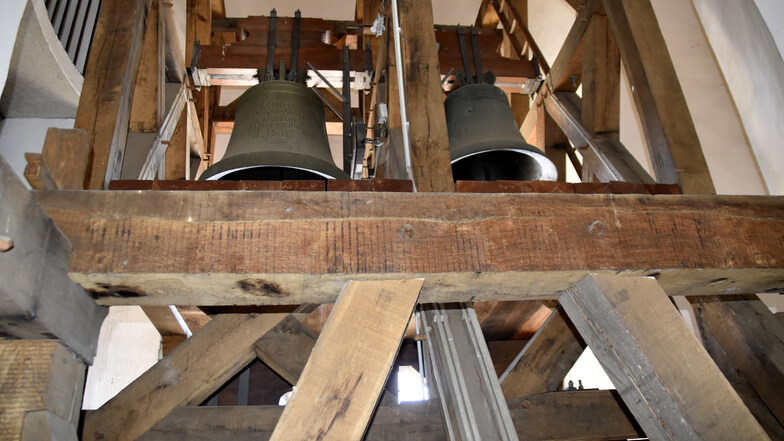 Ein Blick hinauf in den Glockenstuhl mit den beiden kleineren Exemplaren.