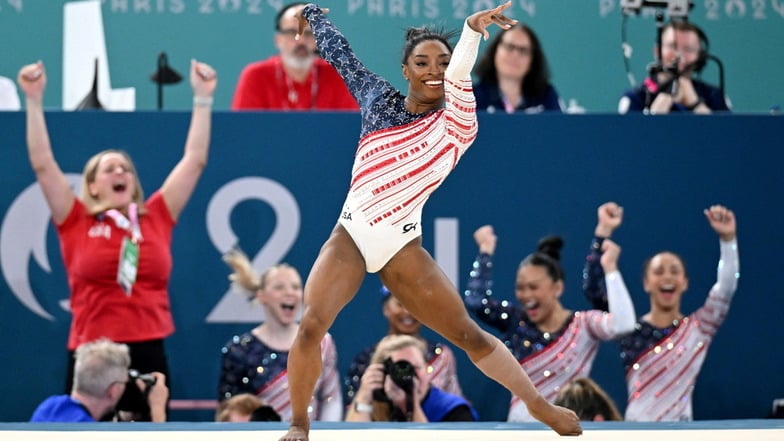 US-Turnstar Simone Biles bei ihrem Team-Auftritt am Boden.