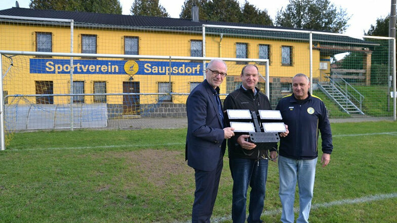 Es werde LED-Licht: OB Mike Ruckh mit Steffen Heine und Rolf Hempel (v.l.) vom SV Saupsdorf.