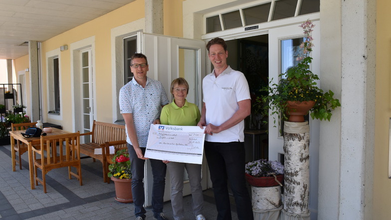 Hospizleiter Renè Rixrath (links) und Pflegedienstleiterin Kathrin Dwornikiewicz haben den Spendenscheck von Apotheker Stephan Hampel überreicht bekommen.