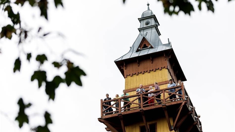 Nicht nur das Weinberghaus, sondern auch der benachbarte Turm erlebte am Sonntag einen Härtetest, so viele stiegen die Stufen hoch. Ein Vorgeschmack, wenn das Ausflugsziel wieder intakt ist.