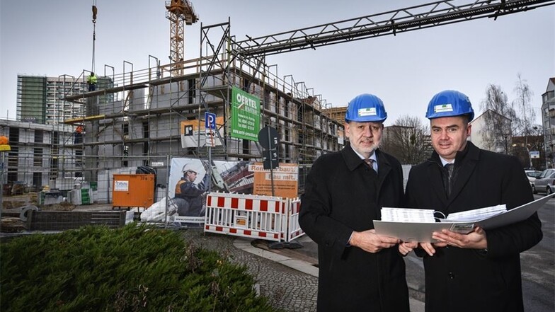 Die Genossenschaftsvorstände Mathias Schulze (l.) und Torsten Munk freuen sich, dass der Bau zügig vorangeht.