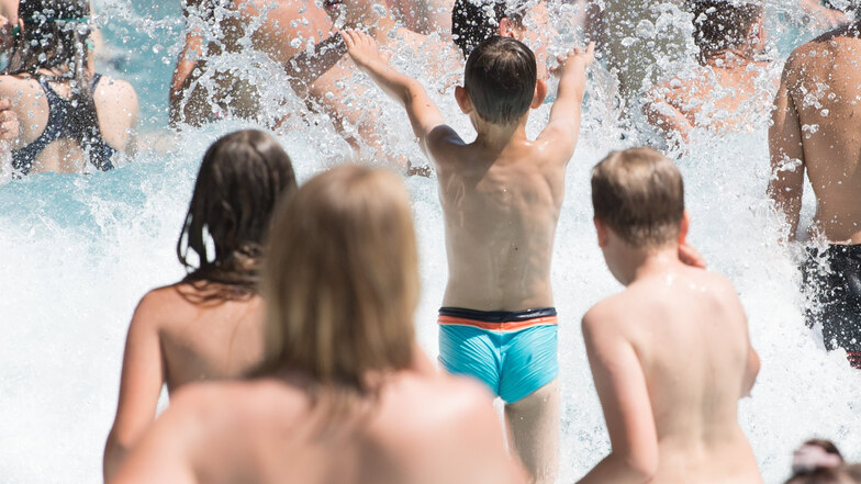 Passend zu den vorhergesagten hohen Temperaturen öffnet das Freibad Wachau. Das Besondere: Das Becken wird aus einer Quelle gespeist.
