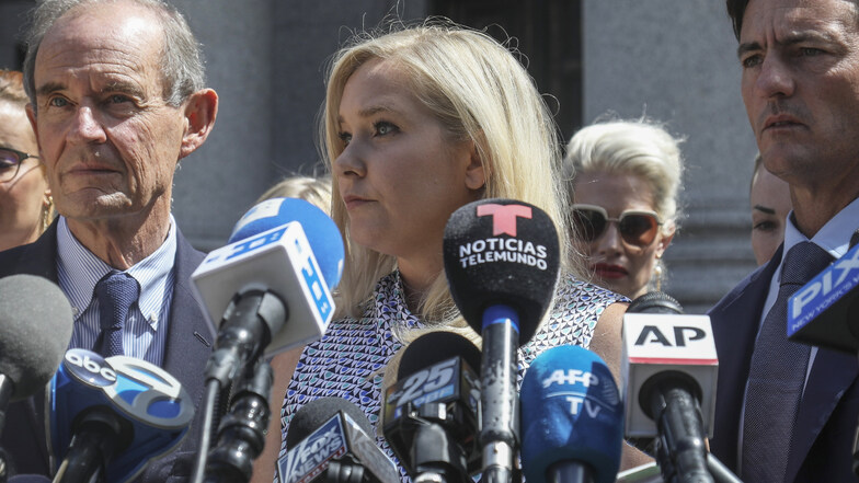 Virginia Roberts Giuffre spricht im Fall Epstein mit Journalisten vor einem Gericht in Manhattan. Die US-Amerikanerin behauptet, sie sei als 17-Jährige (als sie noch Roberts hieß) dreimal zu Sex mit Prinz Andrew gezwungen worden.