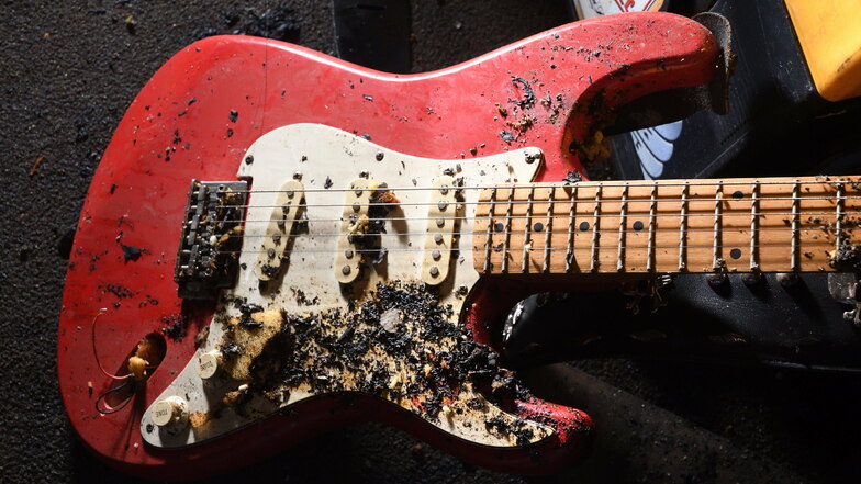 Diese Gitarre wird wohl nie mehr klingen. Das Instrument ist beim Brand im Proberaum zerstört worden.