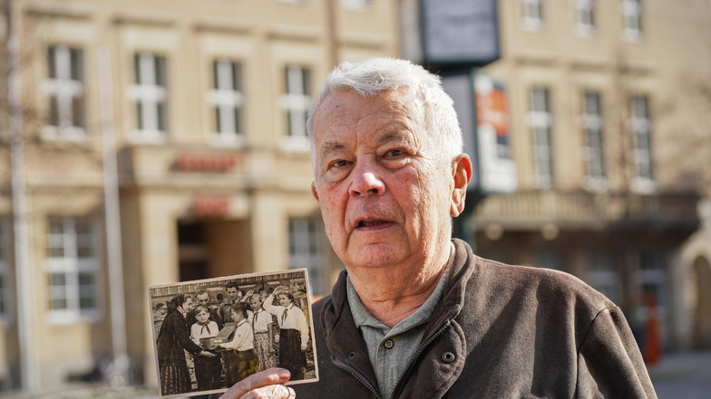 Dieter Rost und weitere Pioniere sammelten 1953 5.000 Nägel und übergaben sie zum Wiederaufbau für das Haus der Sorben in Bautzen.