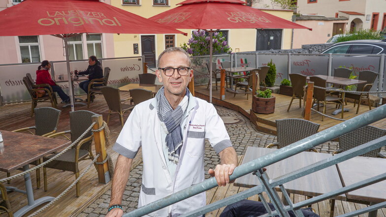 Zijah Osmani, Inhaber der Trattoria La Piazza in Bautzen, will auf der Terrasse bald noch mehr Plätze anbieten.