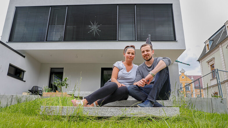 Radoslaw Spychalski und seine Frau Beata vor ihrem neuen, modernen Haus in der Lessingstraße in Zittau.