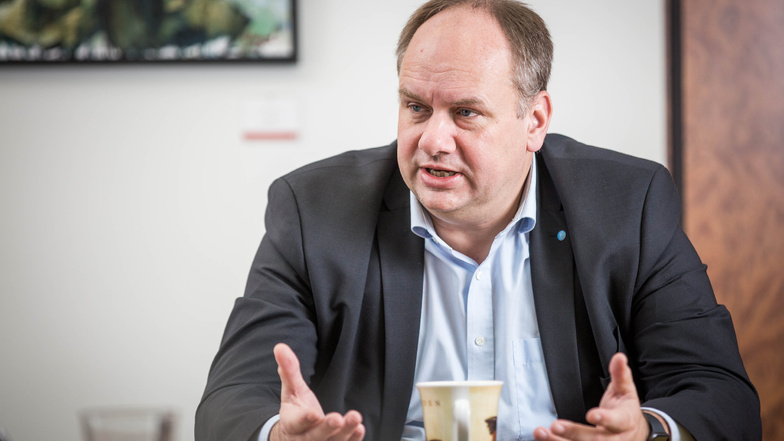 Oberbürgermeister Dirk Hilbert (FDP) freut sich über den Rettungsschirm vom Land, hofft aber auf mehr.