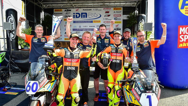 Das Motorrad-Team aus Bischofswerda mit Teamchef Carsten Freudenberg (M.) freut sich: Dirk Geiger (v.l.) und der IDM-Titelverteidiger Lennox Lehmann (v.r.) haben den Sprung auf das Siegerpodest geschafft.