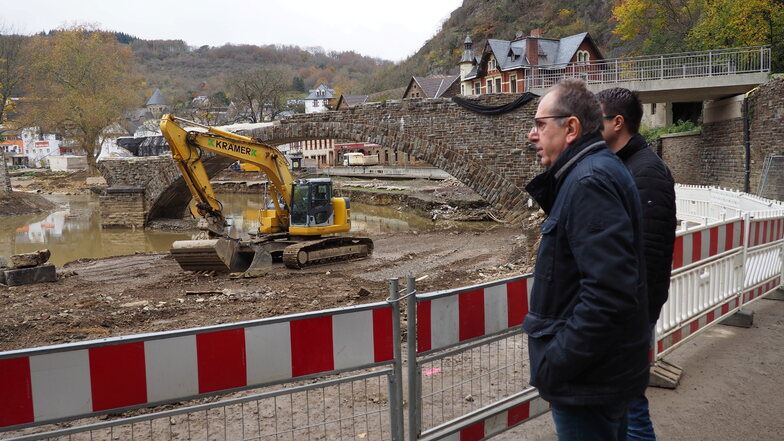 Georg Knieps, Erster Beigeordneter der Gemeinde Altenahr, führte die Gäste durch die zerstörten Orte. In Altenahr hat das Hochwasser 18 Brücken zerstört. Die Infrastruktur wird gerade wieder hergestellt. Die Bahn fährt noch nicht wieder.