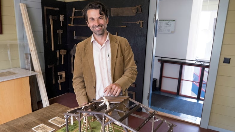 Görlitzer Zimmermann lässt in Niesky historische Baracke in Miniformat auferstehen