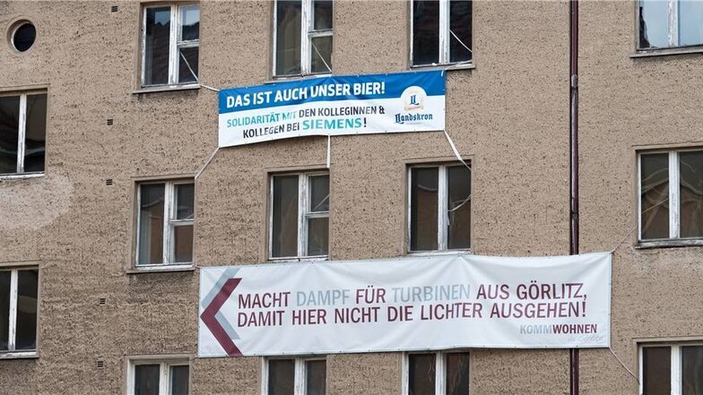 Banner für den Erhalt des Görlitzer Siemens Turbinenwerkes hängen an der Fassade eines leerstehenden Wohnhauses, aufgenommen beim Besuch vom Bundespräsident Steinmeier in Görlitz.