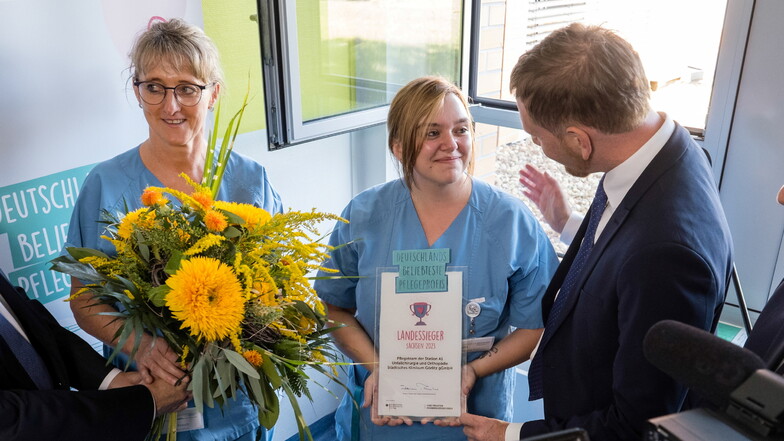 MP Michael Kretschmer gratuliert dem Team der Station A1 zum gewonnenen Pflegeprofi-Wettbewerb im Görlitzer Klinikum.  Jessica Pohl (Mitte) hatte ihr Team vorgeschlagen. Rechts: Stationsleiterin Ute Pietsch.