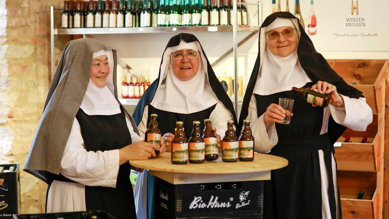 Schwester Anna-Maria, Schwester Elisabeth und Schwester Mechtild (von links) stellten die neue Kräuterbrause vor.