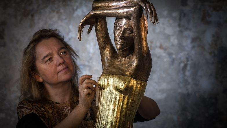 Bildhauerin Malgorzata Chodakowska vergoldet in ihrer Werkstatt die Skulptur "Die Träumende"(Symbolfoto).