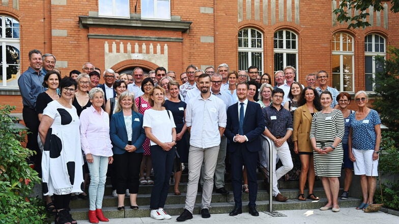 Leonhard Großmann (Mitte vorn) ist Organisator des Aufrufes für Toleranz und Weltoffenheit. Er unterstützt Michael Kretschmer.