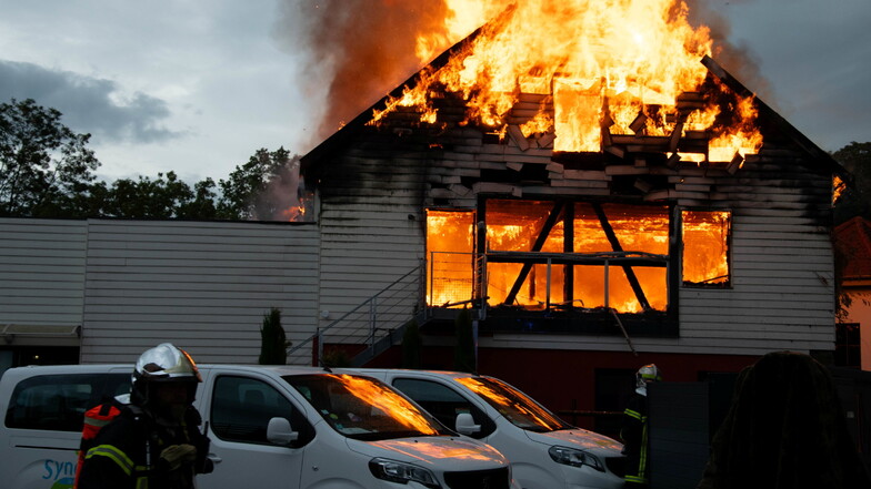 Feuerwehrleute löschen am 9. August einen Brand in einer Ferienunterkunft im französischen Wintzenheim im Elsass.