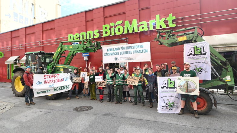 Negativpreisverleihung: Bauernprotest am Samstag vor Denns Bioladen in der Dresdner Neustadt.