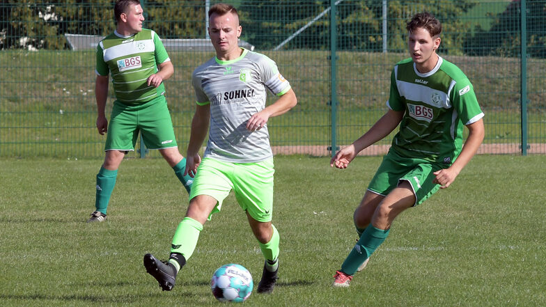 Die Fußballer des SV Grün-Weiß Niederstriegis, am Ball Philipp Günther, mussten gegen den FSV Brandis eine Heimniederlage einstecken.