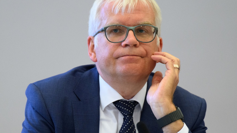 Hartmut Vorjohann (CDU), Finanzminister von Sachsen, tritt wegen der finanziellen Lage auf die Bremse.