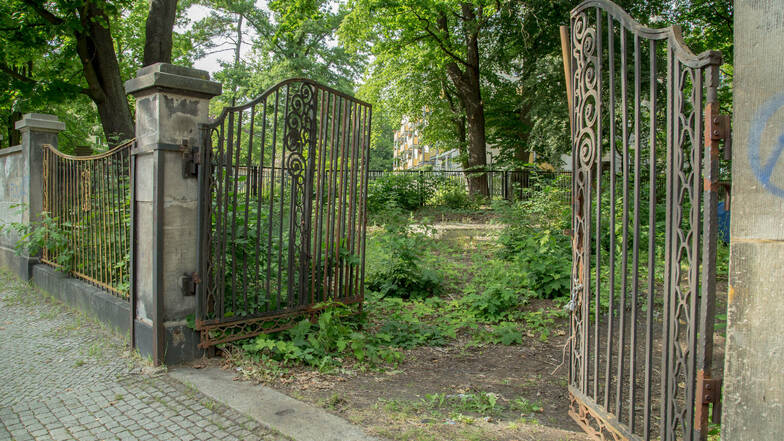 Dieses Tor am Mühlweg ist der Haupteingang zu einem Grundstück, das einst als Sportplatz Katze bekannt war. Künftig könnten hier Neubauten stehen. Der alte Zaun muss erhalten bleiben.