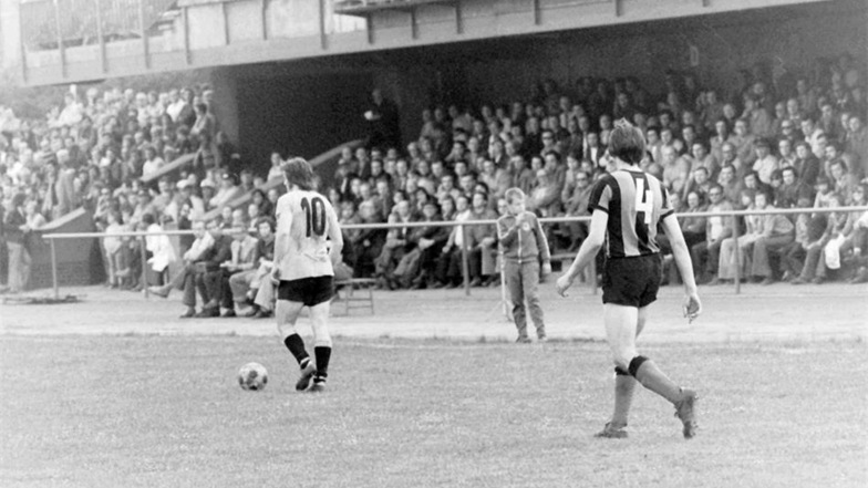Das waren noch Zeiten: Auf und unter der Tribüne des Ernst-Grube-Stadions blieb kein Platz frei, als die BSG Stahl Riesa am 12.Mai 1976 Dynamo Dresden empfing. Sportlich ging das Spiel allerdings als Debakel aus –es endete 0:6 für Riesa.