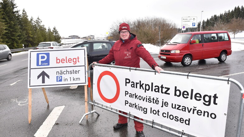 Der Altenberger Hauptamtsleiter Marcel Reuter muss den Loipenparkplatz wegen Überfüllung schließen, ein kurzes Stück weiter gab es aber noch freie Kapazitäten.